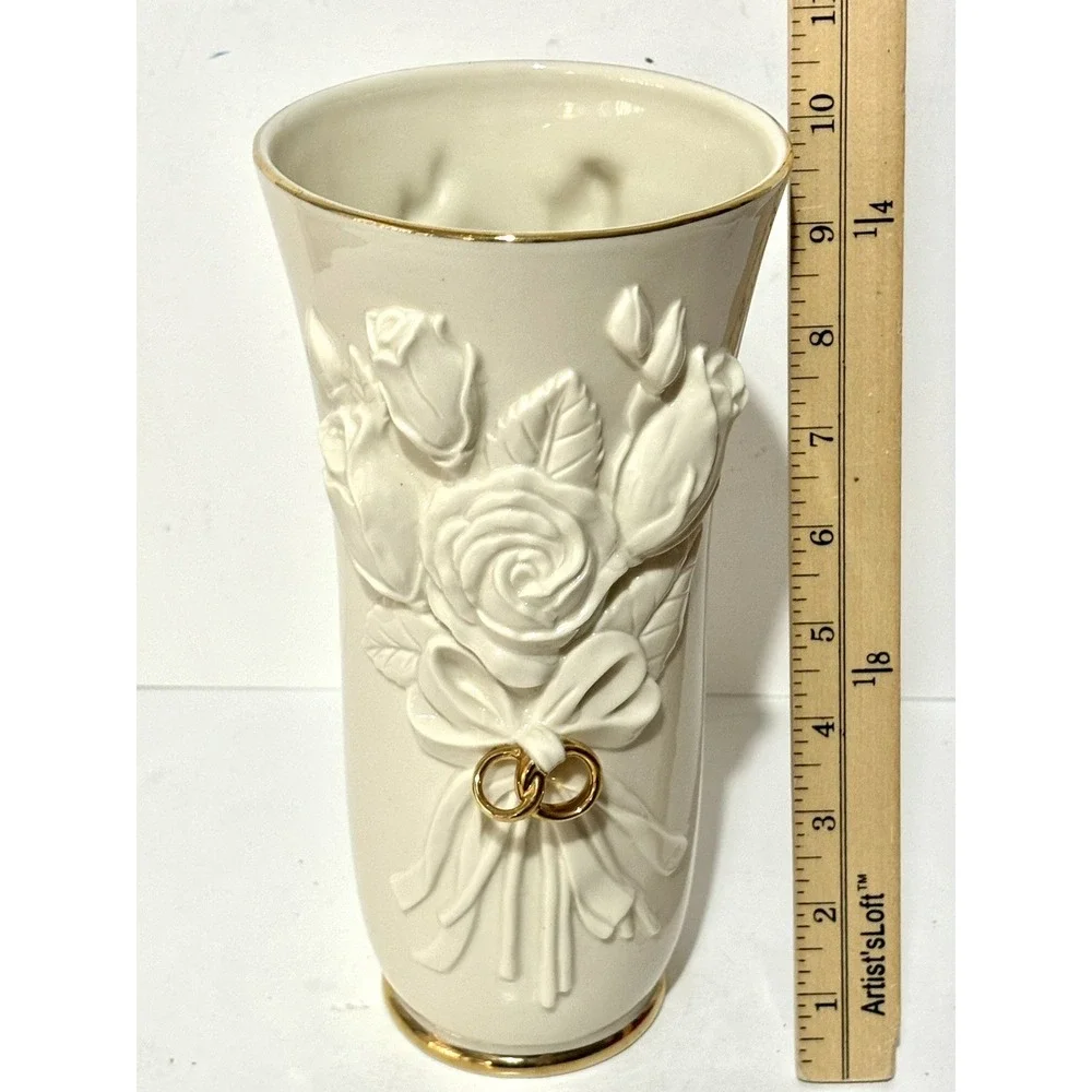 LENOX WEDDING VASE WITH ROSES AND GOLD RINGS DESIGN